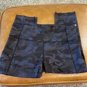 LULULEMON CROPPED FAST N FREE CAMO LEGGINGS, sz 12